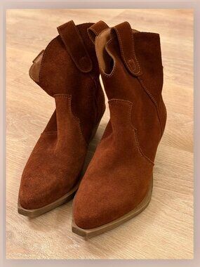 Steve Madden Wizz Cowboy Boots featuring a chestnut suede upper and a 2-inch sta